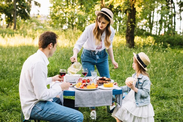 Familia haciendo una barbacoa en la naturaleza