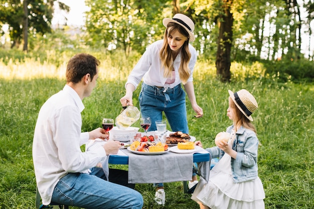 Familia haciendo una barbacoa en la naturaleza