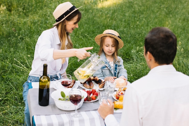 Foto gratuita familia haciendo una barbacoa en la naturaleza