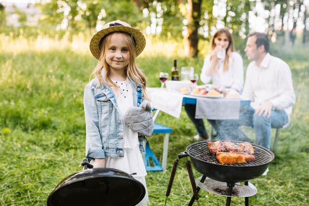 Familia haciendo una barbacoa en la naturaleza