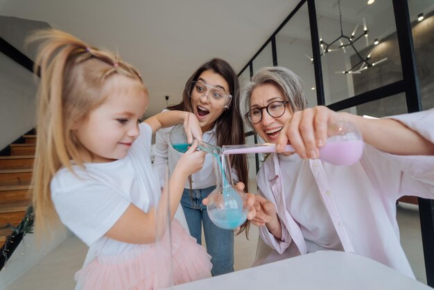 Familia haciendo experimentos químicos mezclando matraces en el interior