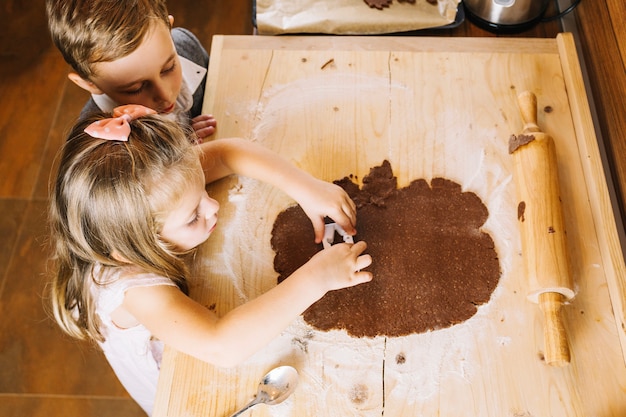 Familia haciendo pan de jengibre en casa