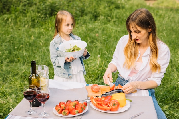 Familia haciendo un picnic en la naturaleza