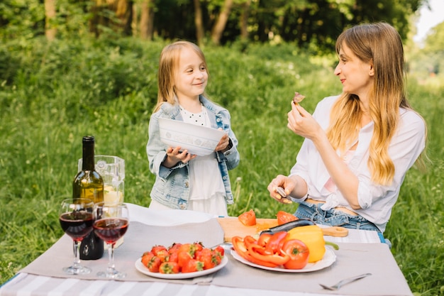 Familia haciendo un picnic en la naturaleza