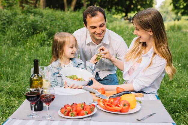 Familia haciendo un picnic en la naturaleza