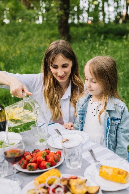 Familia haciendo un picnic en la naturaleza