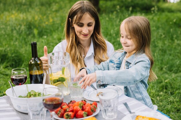 Familia haciendo un picnic en la naturaleza