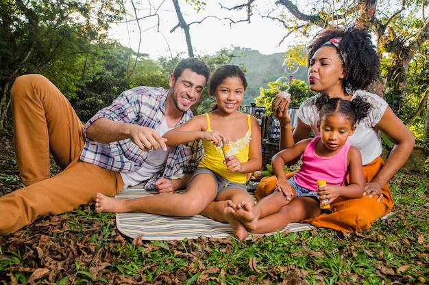 Familia haciendo un picnic vista cercana