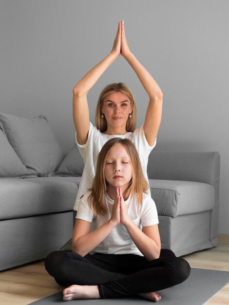 Familia haciendo yoga juntos