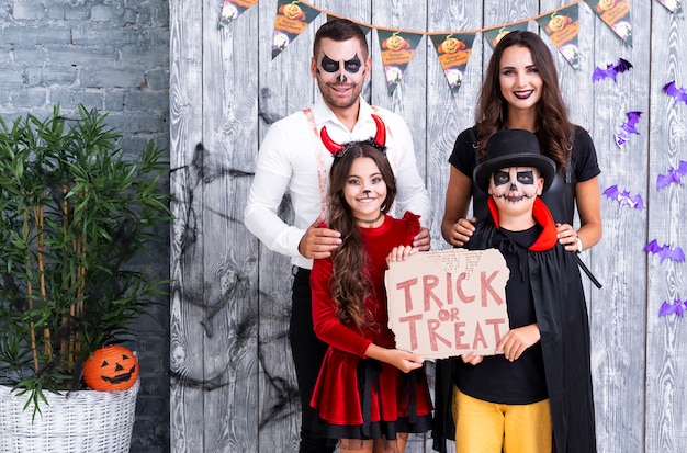 Familia de Halloween lista para truco o trato