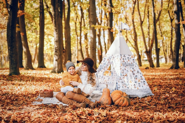 Familia hermosa y elegante en un parque