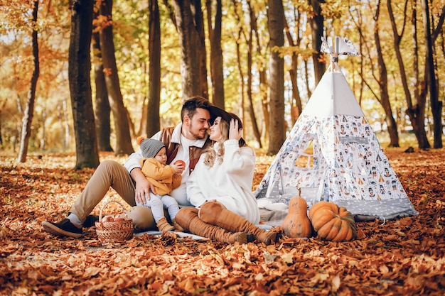 Familia hermosa y elegante en un parque