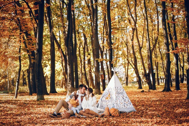 Familia hermosa y elegante en un parque