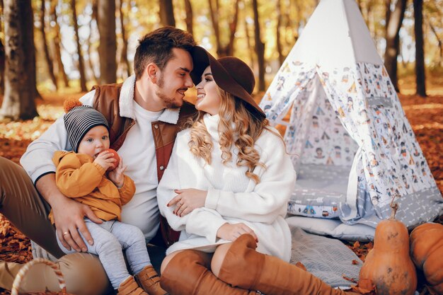 Familia hermosa y elegante en un parque