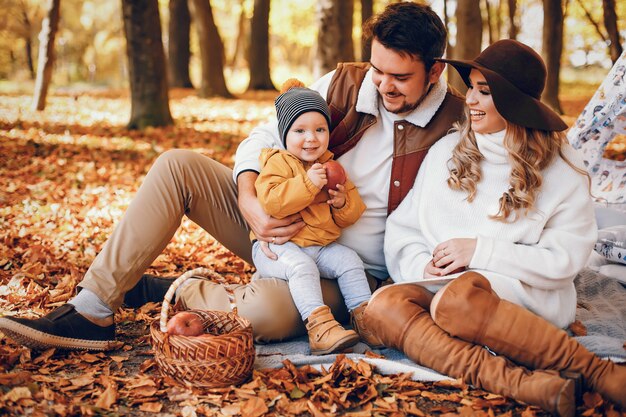 Familia hermosa y elegante en un parque