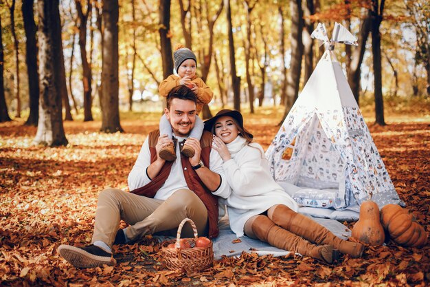 Familia hermosa y elegante en un parque