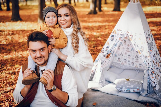 Familia hermosa y elegante en un parque