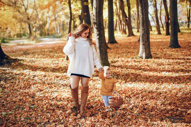 Familia hermosa y elegante en un parque