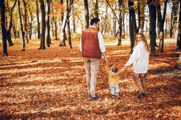 Familia hermosa y elegante en un parque