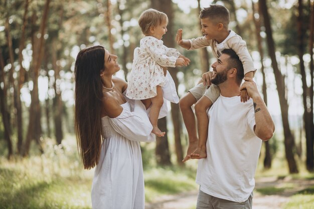 Familia con hija e hijo pequeño en el parque