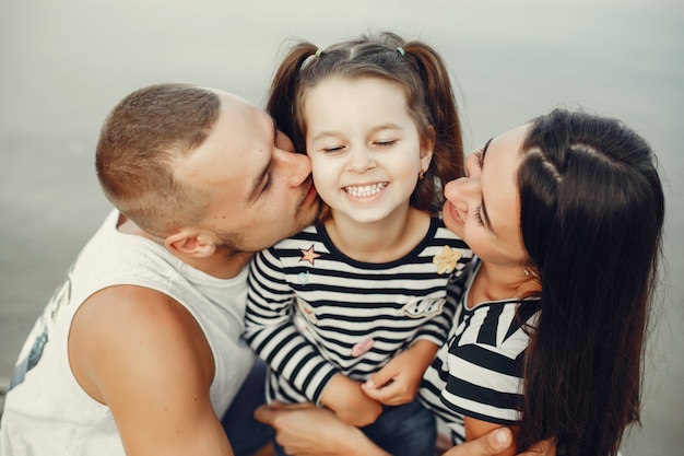 Familia con hija jugando en una arena