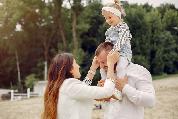 Familia con hija jugando en un parque