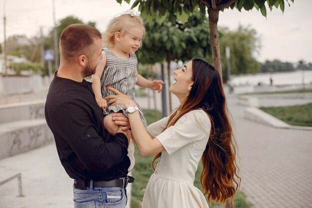 Familia con hija jugando en un parque