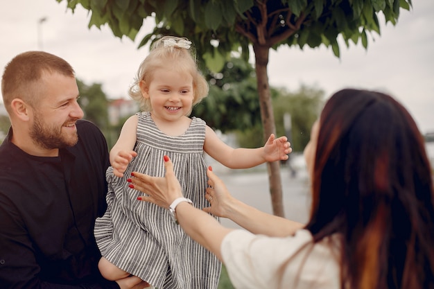 Familia con hija jugando en un parque