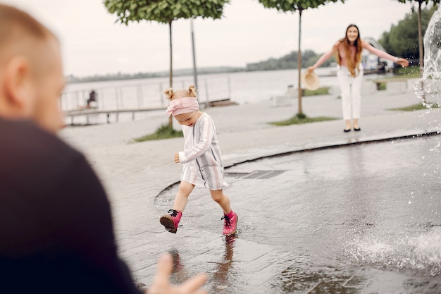 Familia con hija jugando en un parque