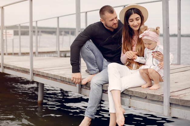 Familia con hija jugando en un parque