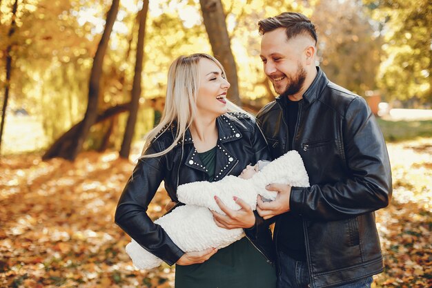 Familia con hija en un parque de otoño