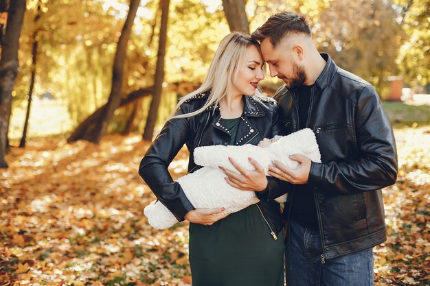 Familia con hija en un parque de otoño