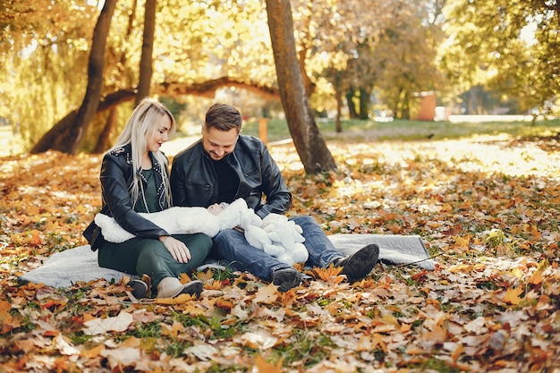 Familia con hija en un parque de otoño