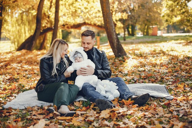 Familia con hija en un parque de otoño