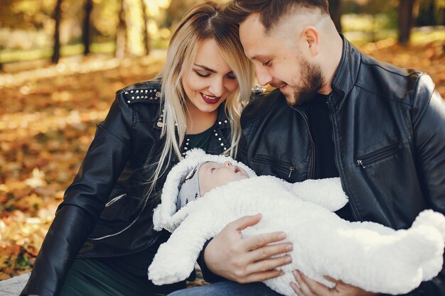 Familia con hija en un parque de otoño