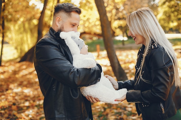 Familia con hija en un parque de otoño