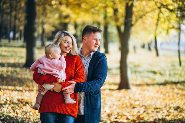 Familia con hija en un parque de otoño