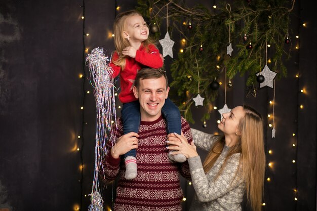 Familia con hija pequeña celebrando el año nuevo