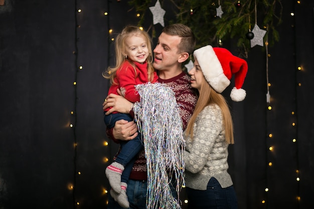 Familia con hija pequeña celebrando el año nuevo