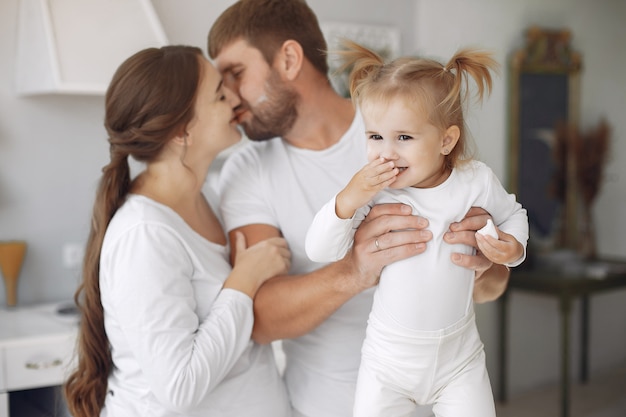 Familia con hija pequeña divirtiéndose en casa