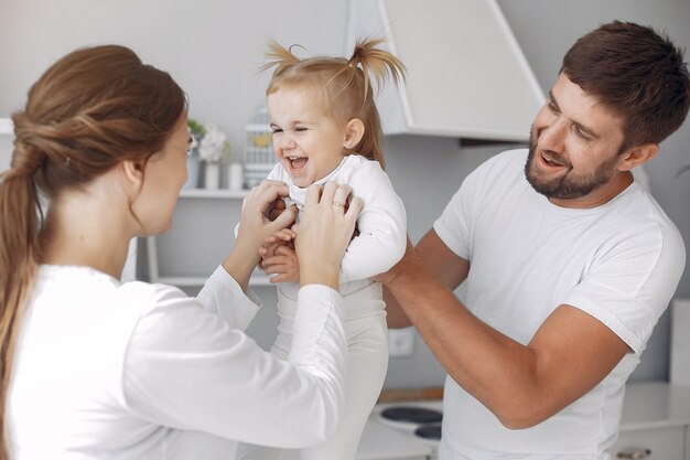 Familia con hija pequeña divirtiéndose en casa