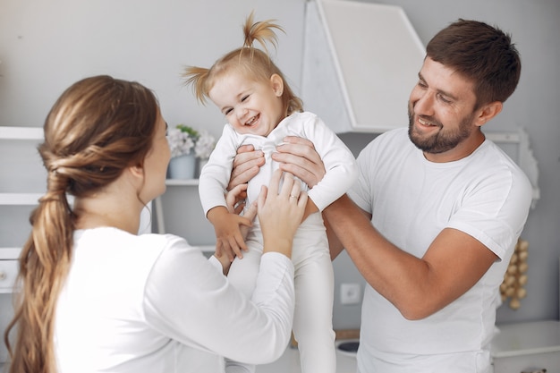 Familia con hija pequeña divirtiéndose en casa