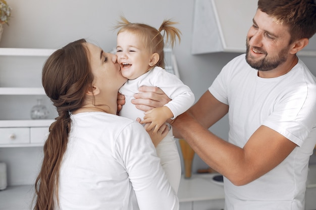 Familia con hija pequeña divirtiéndose en casa