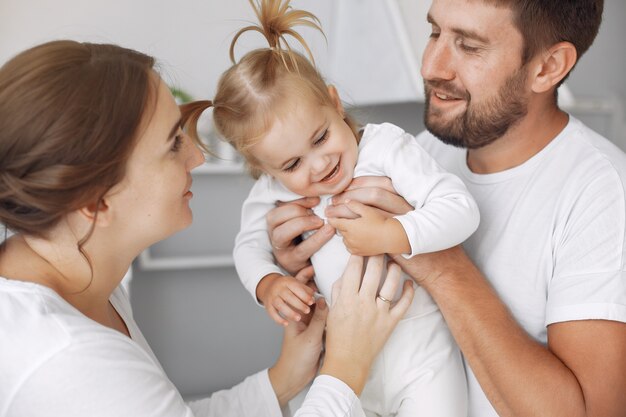 Familia con hija pequeña divirtiéndose en casa