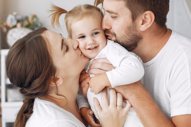 Familia con hija pequeña divirtiéndose en casa