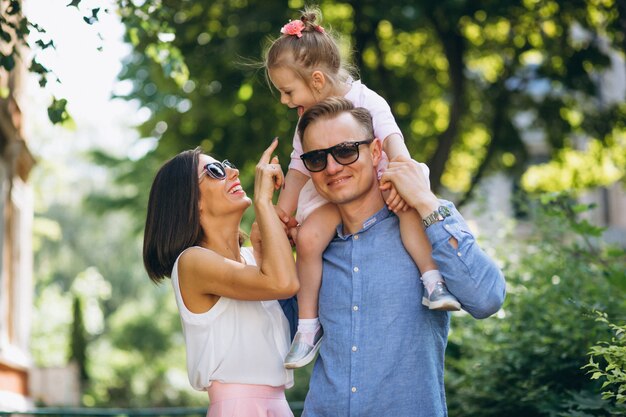 Familia con hija pequeña junto en el parque