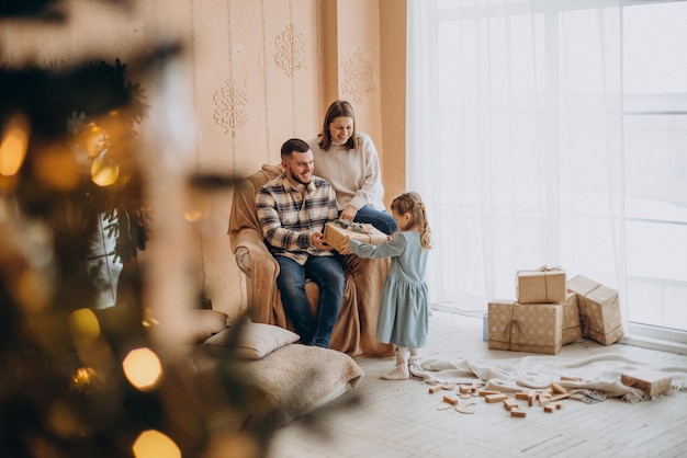 Familia con hija pequeña juntos en Navidad