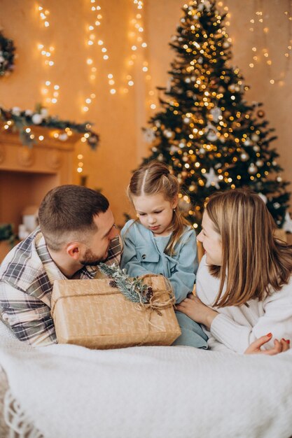 Familia con hija pequeña juntos en Navidad