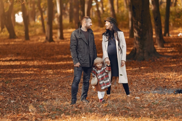 Familia con hija pequeña en un parque de otoño