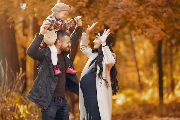 Familia con hija pequeña en un parque de otoño